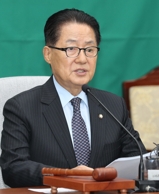 박지원 국민의당 비대위원장이 “지금은 국정원 공화국이 아니라 검찰 공화국”이라며 검찰을 비판했다. /연합뉴스