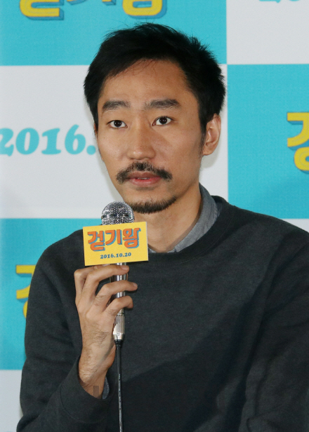 백승화 감독이 영화 ‘걷기왕’ 언론시사회에 참석해 인사말을 하고 있다.