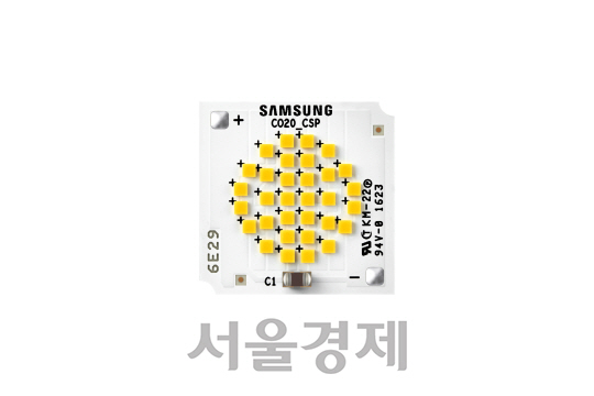 삼성전자의 스팟 조명용 LED 모듈 모습. 칩 스케일 패키지를 적용해 매끄러운 색 조절이 가능하고 LED 모듈 기판 사이즈를 기존 대비 약 50% 이상 작게 만들 수 있다./사진제공=삼성전자
