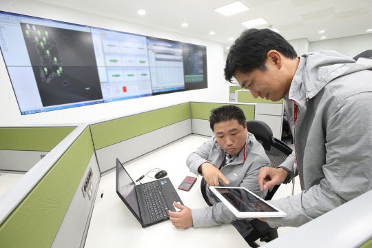 KT직원들이 12일 서울 양천구에서 문을 연 국내 첫 지능형 인터넷데이터센터인 ‘목동IDC 2센터’에서 시설운영을 점검하고 있다. /사진제공=KT