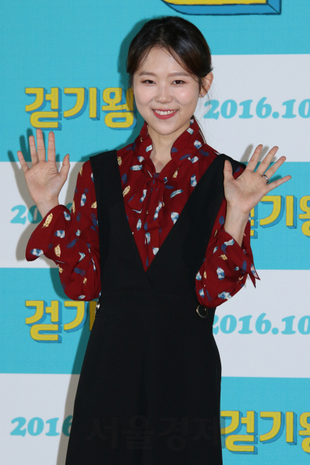 배우 김새벽이 영화 ‘걷기왕’ 언론시사회에 참석해 포토타임을 갖고 있다.