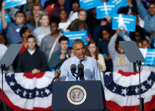 버락 오바마 미국 대통령이 11일(현지시간) 노스캐롤라이나주 그린즈버러에서 힐러리 클린턴 민주당 대선후보 지지연설을 하고 있다. /그린즈버러=EPA연합뉴스
