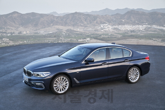 [서울경제TV] BMW, 7세대 뉴 5시리즈 공개… 내년 2월 전세계 출시