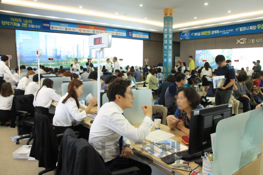 GS건설이 경기도 안산시 상록구 고잔신도시에 분양한 ‘그랑시티 자이’ 모델하우스에서 내방객들이 분양상담을 받고 있다. / 사진제공=GS건설