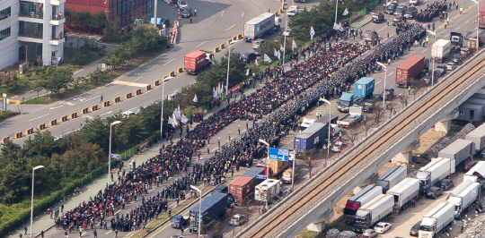 12일 부산 강서구 신항 삼거리 일원에서 집회를 벌이던 화물연대가 경찰과 대치하고 있다./사진제공=부산경찰청