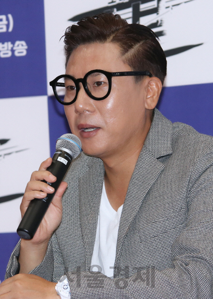 가수 이상민이 KBS 새 예능프로그램 <노래싸움-승부> 제작발표회에 참석해 인사말을 하고 있다.
