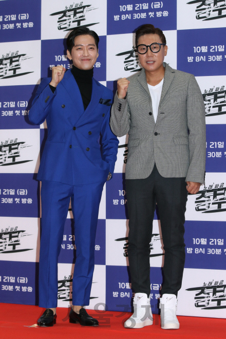 배우 남궁민과 가수 이상민이 KBS 새 예능프로그램 <노래싸움-승부> 제작발표회에 참석해 포토타임을 갖고 있다.