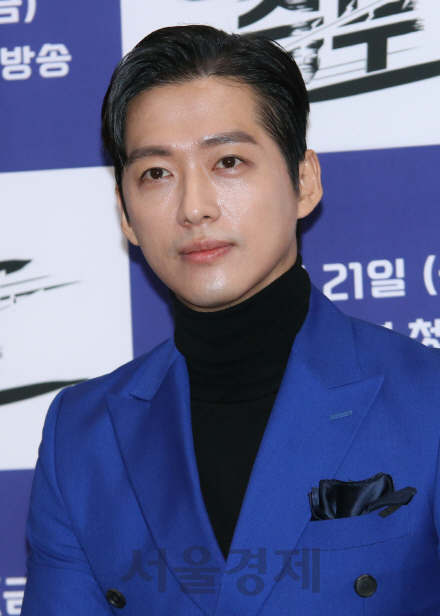배우 남궁민이 KBS 새 예능프로그램 <노래싸움-승부> 제작발표회에 참석했다.