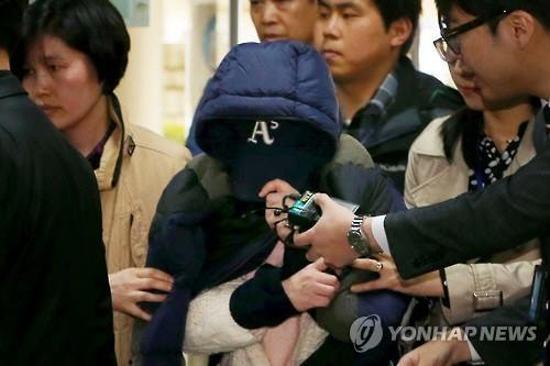 관악경찰서 경찰관에게 황산을 뿌려 화상을 입힌 전모씨가 올해 4월 구속영장 실질심사를 받기 위해 서울 서초구 서울중앙지법에 들어서는 모습./연합뉴스