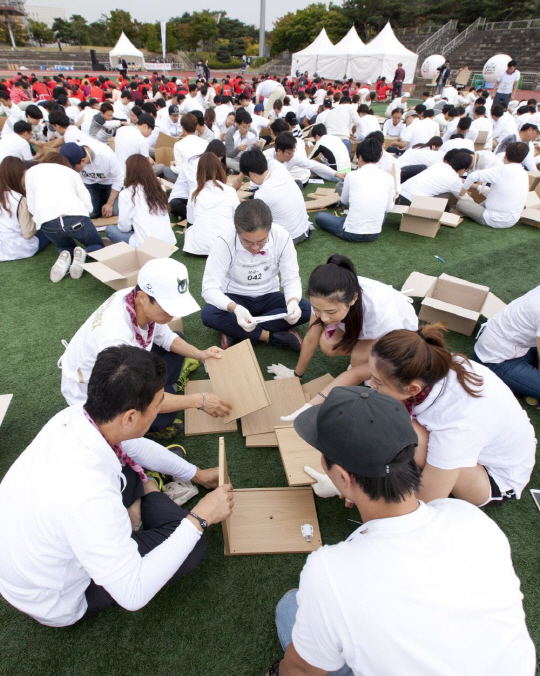 지난 7일 경기도 과천시 관문체육공원에서 단합 행사에 참석한 코오롱사회봉사단 소속 임직원들이 사물함 제작에 열중하고 있다. 코오롱그룹은 임직원 1,212명이 이날 제작한 사물함 800개를 전국 각지 아동센터와 복지기관 등 20여곳에 기증했다고 13일 밝혔다. /사진제공=코오롱그룹