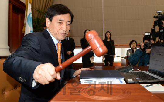 이주열 한국은행 총재가 금융통화위원회에서 회의 시작을 알리는 의사봉을 두드리고 있다. /서울경제DB