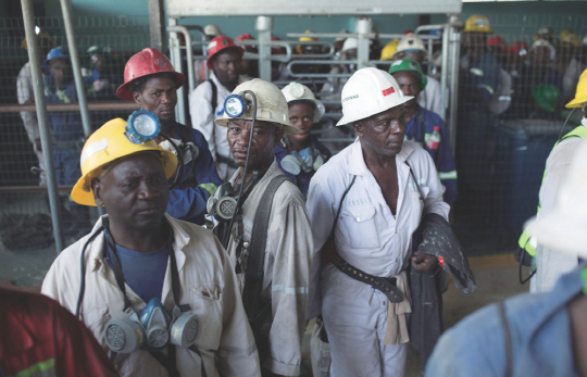 채굴 - 잠비아에 위치한 글렌코어의 모파니 구퍼 미나스 근로자들이 8시간 근무를 하는 지하로 내려가기 위해 대기하고 있다. 회사는 11억 달러를 투자해 더 긴 신규 샤프트 3대를 지하에 장착했다.