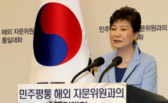 박근혜 대통령이 13일 청와대에서 열린 민주평통 해외자문위원과의 통일대화에서 발언하고 있다. /연합뉴스