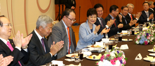 박근혜 대통령이 13일 청와대에서 열린 민주평통 해외자문위원과의 통일대화에서 참석자들과 함께 박수를 치고 있다. /연합뉴스