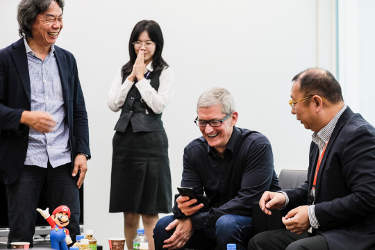 13일 일본 교토에 있는 닌텐도 본사를 방문한 팀 쿡(오른쪽 두번째) 애플 최고경영자(CEO)/팀쿡 트위터