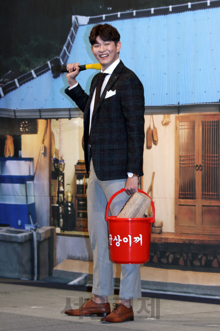 배우 윤균상이 tvN <삼시세끼-어촌편3> 제작발표회에 참석해 포토타임을 갖고 있다.