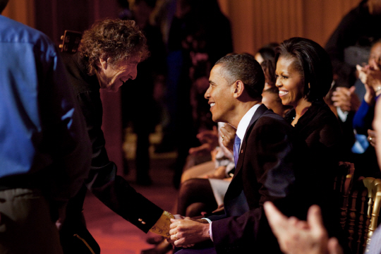 2016년 노벨문학상은 미국 가수이자 시인인 밥 딜런에게 돌아갔다. 딜런(왼쪽)이 지난 2010년 미국 백악관에서 열린 ‘흑인 인권운동을 위한 음악 콘서트’에 참석해 공연을 하며 버락 오바마 대통령과 악수하고 있다./구글 이미지