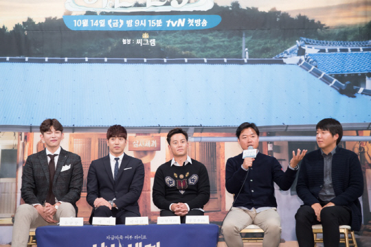 tvN ‘삼시세끼-어촌편3’ 제작발표회에서, 나영석 PD가 취재진의 질문에 답하고 있다.