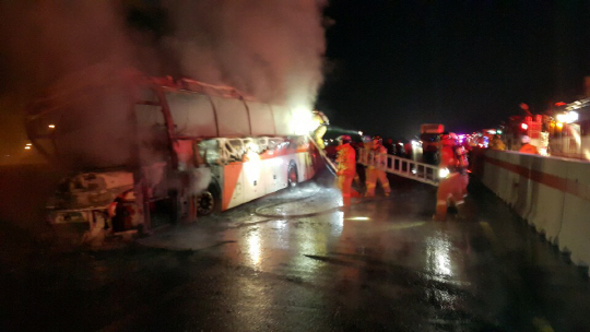 13일 오후 10시11분께 울산 울주군 경부고속도로 하행선 언양JC 인근에서 고속도로에서 관광버스 화재가 발생하자 출동한 소방대가 화재 진압을 하고 있다. /사진제공=울산소방본부