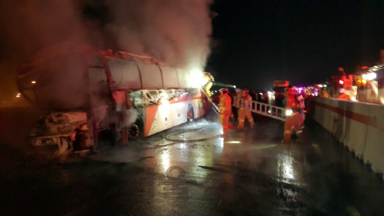 13일 밤 경부고속도를 지나던 관광버스에서 불이 나 10명이 숨졌다. 사고 직후 현장에 출동한 소방대원들이 급히 불을 끄고 있다.  /사진제공=울산소방본부