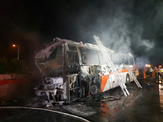 13일 밤 울산시 울주군 언양읍 경부고속도로에서 불이 나 완전히 타버린 관광버스. 이 불로 최소 9명이 숨졌다. /연합뉴스