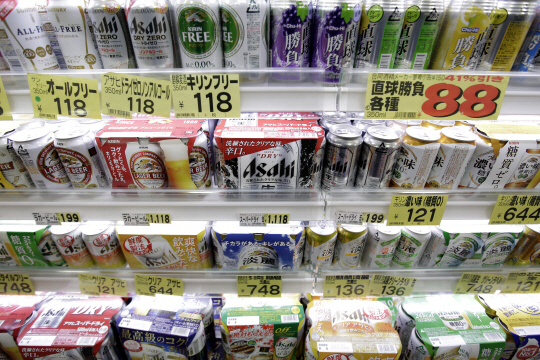 일본 도쿄의 한 슈퍼마켓 매대에 아사히맥주의 제품들이 진열돼있다./도쿄=블룸버그통신