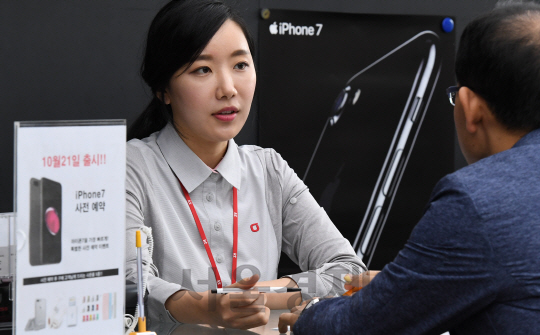 애플의 아이폰7시리즈 국내 예약 판매가 시작된 14일 서울 종로구 KT스퀘어에서 현장 직원이 고객에게 새 제품들을 소개하고 있다. /송은석기자