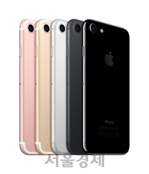 14일부터 오는 20일까지 국내 사전 예약판매가 진행되는 애플의 최신 스마트폰 아이폰7의 제품 모습 /연합뉴스