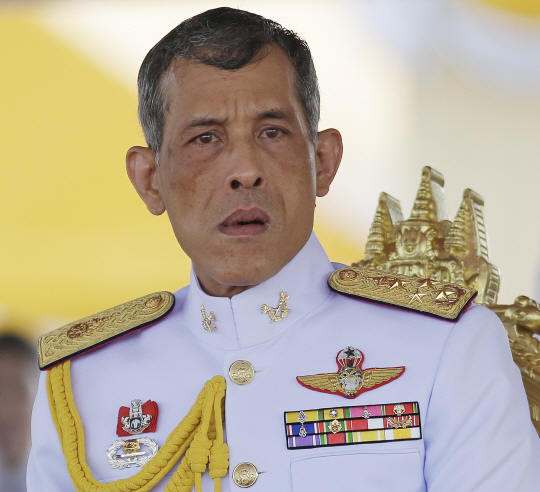 태국의 정신적 지주였던 푸미폰 아둔야뎃 국왕의 서거가 구심점을 잃은 태국 정치·경제에 악영향을 미칠 수 있다는 우려가 제기된다. 푸미폰 국왕을 이어 차기 국왕으로 지명된 마하 와찌랄롱꼰 왕세자.     /AP연합뉴스