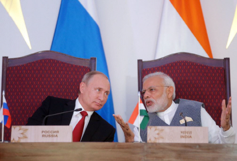 15일(현지시간) 인도 고아에서 개최된 브릭스 정상회의에서 블라디미르 푸틴(왼쪽) 러시아 대통령과 나렌드라 모디 인도총리가 이야기를 나누고 있다. /고아=타스통신