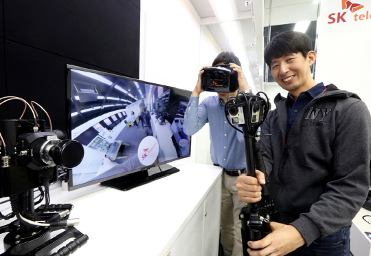 SK텔레콤 분당 종합기술원 연구진들이 ‘고화질 VR 생중계 기술’을 적용해 360도 VR 영상을 실시간으로 생중계하는 것을 시연하고 있다./사진제공=SK텔레콤