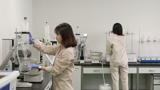 한국콜마 제약파트 연구진들이 세종시에 있는 생명과학연구소에서 실험을 하고 있다. /사진제공=한국콜마