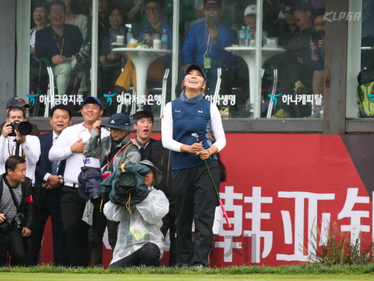 앨리슨 리가 16일 미국 LPGA 투어 KEB하나은행 챔피언십 연장전에서 버디를 노린 어프로치 샷이 홀 옆에 멈추자 아쉬워하고 있다. /사진제공=KLPGA