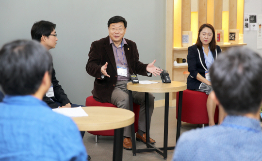 산업통상자원부는 16일 주형환 장관이 서울 성동구 한양대학교에서 전기차 동호회 회원들과 만남을 가졌다고 밝혔다. 주형관(가운데) 장관이 회원들과 이야기를 나누고 있다. /사진제공=산업부