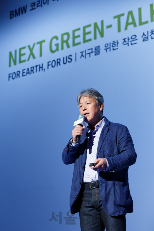 산악인 엄홍길 씨가 지난 15일 서울 한남동 블루스퀘에서 열린 ‘넥스트-그린 콘서트’에서 ‘자연의 부메랑’ 이라는 주제로 강연을 하고 있다. /가사진제공=BMW코리아