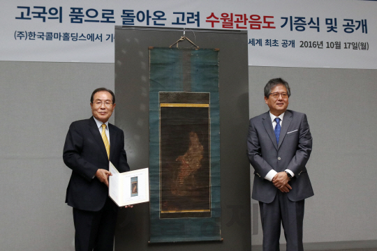 17일 국립중앙박물관에서 열린 고려불화 ‘수월관음도’ 기증식에서 기증자인 윤동한 한국콜마홀딩스 회장(왼쪽)과 이영훈 국립중앙박물관장이 수월관음도 앞에서 기념촬영을 하고 있다.