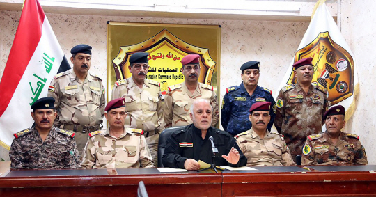 하이데르 알 아바디(앞줄 가운데) 이라크 총리가 17일 수도 바그다드에 있는 총리 집무실에서 모술 탈환 작전의 시작을 공식발표하고 있다. /바그다드=AFP연합뉴스