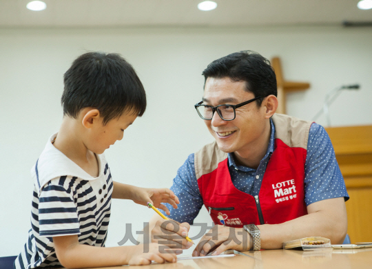 샤롯데 봉사단은 지역 복지시설과 자매결연을 맺고 매월 봉사활동을 진행하고 있다. / 사진제공=롯데마트