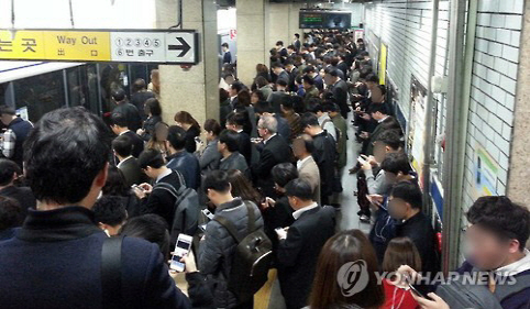 17일 오전 서울 지하철 1호선에서 발생한 열차 사고로 1시간여 열차가 지연된 가운데 시민들이 기다리고 있는 모습. / 연합뉴스