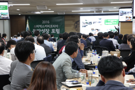 지난 14일 소공동 스타벅스커피 코리아 본사에서 개최된 동반성장 포럼에서 협력사 직원들이 강의를 경청하고 있다. / 사진제공=스타벅스 코리아