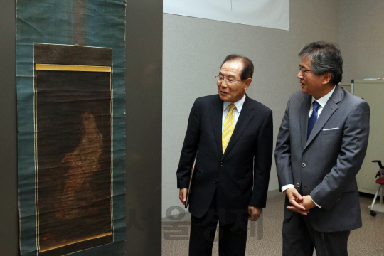 17일 국립중앙박물관에서 열린 고려불화 ‘수월관음도’ 기증식에서 기증자인 윤동한 한국콜마홀딩스 회장(왼쪽)과 이영훈 국립중앙박물관장이 수월관음도 앞에서 기념촬영을 하고 있다.