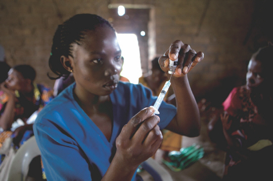 콩고민주공화국의 한 병원에서 여성 의료인이 아이들에게 백신을 접종하고 있다. GSK는 NGO들과의 파트너십을 통해 백신 접종을 받을 수 있는 사람 수를 대폭 늘렸다.