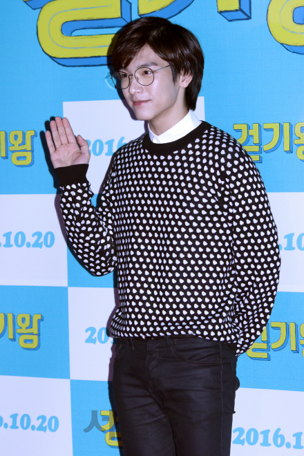 엔플라잉 김재현이 영화 ‘걷기왕’ VIP 시사회에 참석해 포즈를 취하고 있다.