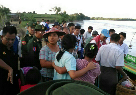 여객선 전복사고가 발생한 미얀마 중부 사가잉 지역의 친드윈 강에서 17일(현지시간) 승선자의 가족들이 구조작업 준비과정을 지켜보고 있다.    /친드윈=AFP연합뉴스