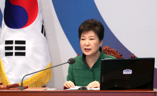 박근혜 대통령이 지난 11일 오전 청와대-세종청사 간 영상국무회의에서 발언하고 있다./연합뉴스