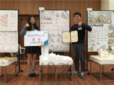 서울시립대학교 건축학부 김광재, 박민아(오른쪽부터) 학생이 17일 한국토지주택공사(LH) 본사에서 열린 ‘제20회 대학생 주택건축대전’ 시상식에서 금상을 수상했다. 이들은 ‘다르게 채우다’라는 주제의 작품을 출품했다.