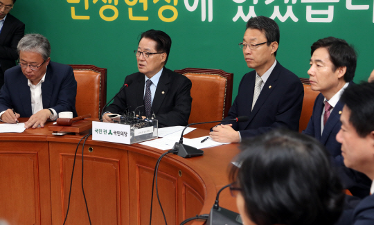 박지원(왼쪽 두 번째) 국민의당 비상대책위원장 겸 원내대표가 18일 오전 국회에서 열린 원내대책회의에서 참여정부 임기 말인 2007년 유엔 대북인권결의안 기권과정을 둘러싼 이른바 ‘송민순 회고록’ 파동과 관련, “새누리당도 10년 전 일을 갖고, 끊어져 버린 녹음테이프를 갖고 재생할 수 있는가”라며 “자꾸 색깔론을 갖고 얘기하면 바람직하지 않다”고 비판하고 있다. /연합뉴스