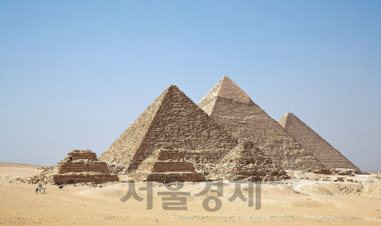 이집트에 위치한 피라미드/위키피디아