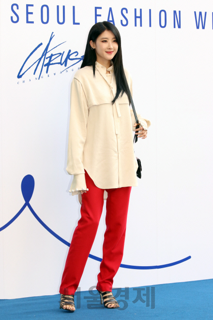 가수 현아가 ‘2017 S/S 헤라 서울패션위크(HERA Seoul Fashion week)’ 카루소 컬렉션에 참석해 포토타임을 갖고 있다.