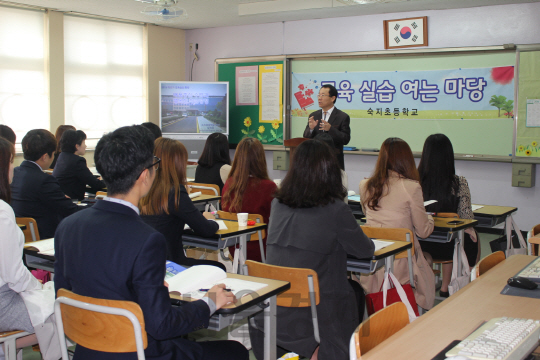 김영호 수원 숙지초 교장이 17일 교육실습에 참가한 학생들을 대상으로 ‘수업과 학급경영’이란 주제로 특강을 하고 있다. /사진제공=숙지초등학교